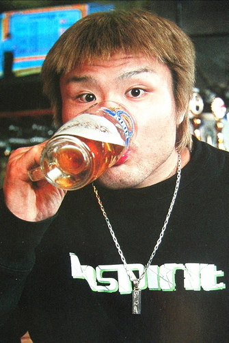 takanori-gomi-drinks-beer.jpg